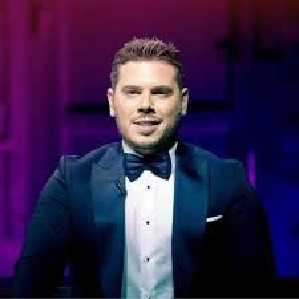 من هو كرم حلوم ويكيبيديا