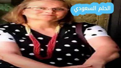 ديالا الوادي هي إعلامية وفنية عربية بارزة، تُعرف بأسلوبها المتميز في تقديم البرامج التلفزيونية والفنية والاجتماعية. بدأت ديالا مسيرتها المهنية في الإعلام بعد دراستها في كلية الإعلام، حيث تخصصت في تقديم البرامج التي تجمع بين التحليل الفني والمتابعة الدقيقة لأخبار الفنانين والمشاهير. ديالا الوادي قدمت العديد من البرامج التلفزيونية الناجحة، وظهرت كوجه إعلامي مؤثر في الوسط الفني العربي. من أبرز ما يميزها أسلوبها البسيط والواضح في تقديم الأخبار، مما يجعل جمهورها يشعر بقربها وفهمها العميق لمجال الفن والإعلام. تتميز ديالا الوادي بقدرتها على دمج الإعلام التقليدي مع المنصات الرقمية، حيث تُتابع أخبار الفن والمشاهير عبر حساباتها على إنستغرام وتيك توك، مما عزز من شعبيتها وجعلها من أكثر الإعلاميين تأثيرًا بين الجمهور العربي الشاب. كما قامت ديالا بالمشاركة في برامج تحليلية تناقش آخر المستجدات الفنية والاجتماعية، وتقديم مقابلات حصرية مع نجوم الفن والمشاهير العرب، مما جعل اسمها مرجعًا للمتابعين الباحثين عن الأخبار الدقيقة والموثوقة. في السنوات الأخيرة، وسعت ديالا الوادي نشاطها لتشمل المبادرات الاجتماعية والثقافية، حيث سعت لدعم المواهب الشابة وتعزيز التوعية بالقضايا الفنية والثقافية، وهو ما يعكس التزامها ومسؤوليتها تجاه المجتمع العربي. يبلغ عمر ديالا الوادي حاليًا حوالي 42 عامًا، وما زالت تحافظ على حضورها الإعلامي القوي عبر شاشات التلفزيون ومنصات التواصل الاجتماعي. استمرارها في تقديم محتوى إعلامي متميز يجعلها من أبرز الشخصيات الإعلامية العربية التي تجمع بين المهنية والقدرة على التأثير الإيجابي على الجمهور. ديالا الوادي ويكيبيديا السيرة الذاتية