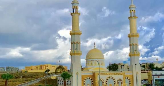 تعرف على موعد أذان الفجر في أبها اليوم حسب تقويم أم القرى الرسمي، مع شرح لأسباب اختلاف الوقت بين المدن السعودية وأفضل الطرق لمعرفة مواقيت الصلاة بدقة