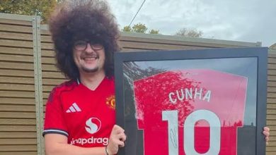 مشجع اليونايتد الذي لم يحلق شعره.. قصة وفاء رياضي تتحول إلى حديث الجماهير