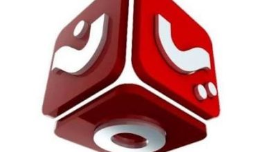 على لسان من ورد هذا الدعاء؟ ﴿رَبَّنَا ظَلَمْنَا أَنفُسَنَا﴾ يتصدر سؤال: على لسان من ورد هذا الدعاء؟ اهتمامات المشاهدين ومحركات البحث، خاصة بعد طرحه ضمن سؤال اليوم في برنامج رحلة حظ 8 الحلقة الأولى، في فقرة معلومة وإجابة التي يقدمها الإعلامي خالد الجبري عبر شاشة قناة يمن شباب. وقد أثار السؤال تفاعلًا واسعًا بين المتابعين لمعرفة الإجابة الصحيحة والتفسير الدقيق للآية الكريمة. الدعاء الوارد في قوله تعالى: ﴿قَالَا رَبَّنَا ظَلَمْنَا أَنفُسَنَا وَإِن لَّمْ تَغْفِرْ لَنَا وَتَرْحَمْنَا لَنَكُونَنَّ مِنَ الْخَاسِرِينَ﴾ هو دعاء عظيم يجسد أسمى معاني التوبة والندم والرجوع إلى الله تعالى. الجواب الصحيح: آدم وحواء عليهما السلام ورد هذا الدعاء على لسان آدم وحواء عليهما السلام، كما جاء في القرآن الكريم في سورة الأعراف، الآية 23. وجاء السياق بعد أن أكلا من الشجرة التي نهاهما الله عنها في الجنة، فشعرا بالندم وتوجها إلى الله بالدعاء والتوبة، معترفين بخطئهما، راجين المغفرة والرحمة. سياق الآية في سورة الأعراف تحدثت الآيات عن وسوسة الشيطان لهما، حتى أكلا من الشجرة، فبدت لهما سوآتهما، وأدركا خطأهما. وهنا يظهر الفرق بين موقف آدم عليه السلام وموقف إبليس؛ فآدم اعترف بالذنب ولجأ إلى التوبة، بينما تكبر إبليس ورفض الامتثال لأمر الله. قال تعالى في سورة الأعراف: ﴿قَالَا رَبَّنَا ظَلَمْنَا أَنفُسَنَا...﴾، وهو اعتراف صريح بالتقصير، وطلب مباشر للمغفرة والرحمة. هل ورد هذا الدعاء على لسان أنبياء آخرين؟ من المهم توضيح أن هذا الدعاء لم يرد على لسان عيسى عليه السلام ولا السيدة مريم عليها السلام، كما لم يرد عن النبي محمد صلى الله عليه وسلم أو أم المؤمنين خديجة بنت خويلد رضي الله عنها. لكل نبي دعاؤه ومواقفه الخاصة التي وردت في القرآن والسنة، لكن هذا الدعاء تحديدًا مرتبط بقصة آدم وحواء بعد خروجهما من الجنة. الدروس المستفادة من الدعاء يحمل هذا الدعاء معاني عظيمة، من أبرزها: الاعتراف بالذنب دون تبرير. الإقرار بالحاجة الدائمة إلى مغفرة الله ورحمته. الشعور بأن الخسارة الحقيقية هي الحرمان من رحمة الله. ويُعد هذا الدعاء نموذجًا خالدًا في التوبة الصادقة، حيث يعلّم الإنسان أن الخطأ لا يعني النهاية، بل قد يكون بداية طريق العودة إلى الله. خلاصة المقال إجابة سؤال برنامج رحلة حظ 8 حول: على لسان من ورد هذا الدعاء؟ هي: آدم وحواء عليهما السلام، كما ورد في سورة الأعراف من القرآن الكريم. ويظل هذا الدعاء من أعظم أدعية التوبة في القرآن، لما يحمله من صدق الاعتراف والافتقار إلى رحمة الله تعالى. كلمات مفتاحية: على لسان من ورد هذا الدعاء، رحلة حظ 8 الحلقة الأولى، سؤال رحلة حظ اليوم، قناة يمن شباب، ربنا ظلمنا أنفسنا، تفسير سورة الأعراف، دعاء آدم وحواء، قصص الأنبياء، أدعية التوبة في القرآن.