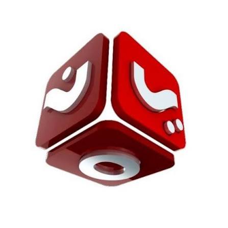 على لسان من ورد هذا الدعاء؟ ﴿رَبَّنَا ظَلَمْنَا أَنفُسَنَا﴾ يتصدر سؤال: على لسان من ورد هذا الدعاء؟ اهتمامات المشاهدين ومحركات البحث، خاصة بعد طرحه ضمن سؤال اليوم في برنامج رحلة حظ 8 الحلقة الأولى، في فقرة معلومة وإجابة التي يقدمها الإعلامي خالد الجبري عبر شاشة قناة يمن شباب. وقد أثار السؤال تفاعلًا واسعًا بين المتابعين لمعرفة الإجابة الصحيحة والتفسير الدقيق للآية الكريمة. الدعاء الوارد في قوله تعالى: ﴿قَالَا رَبَّنَا ظَلَمْنَا أَنفُسَنَا وَإِن لَّمْ تَغْفِرْ لَنَا وَتَرْحَمْنَا لَنَكُونَنَّ مِنَ الْخَاسِرِينَ﴾ هو دعاء عظيم يجسد أسمى معاني التوبة والندم والرجوع إلى الله تعالى. الجواب الصحيح: آدم وحواء عليهما السلام ورد هذا الدعاء على لسان آدم وحواء عليهما السلام، كما جاء في القرآن الكريم في سورة الأعراف، الآية 23. وجاء السياق بعد أن أكلا من الشجرة التي نهاهما الله عنها في الجنة، فشعرا بالندم وتوجها إلى الله بالدعاء والتوبة، معترفين بخطئهما، راجين المغفرة والرحمة. سياق الآية في سورة الأعراف تحدثت الآيات عن وسوسة الشيطان لهما، حتى أكلا من الشجرة، فبدت لهما سوآتهما، وأدركا خطأهما. وهنا يظهر الفرق بين موقف آدم عليه السلام وموقف إبليس؛ فآدم اعترف بالذنب ولجأ إلى التوبة، بينما تكبر إبليس ورفض الامتثال لأمر الله. قال تعالى في سورة الأعراف: ﴿قَالَا رَبَّنَا ظَلَمْنَا أَنفُسَنَا...﴾، وهو اعتراف صريح بالتقصير، وطلب مباشر للمغفرة والرحمة. هل ورد هذا الدعاء على لسان أنبياء آخرين؟ من المهم توضيح أن هذا الدعاء لم يرد على لسان عيسى عليه السلام ولا السيدة مريم عليها السلام، كما لم يرد عن النبي محمد صلى الله عليه وسلم أو أم المؤمنين خديجة بنت خويلد رضي الله عنها. لكل نبي دعاؤه ومواقفه الخاصة التي وردت في القرآن والسنة، لكن هذا الدعاء تحديدًا مرتبط بقصة آدم وحواء بعد خروجهما من الجنة. الدروس المستفادة من الدعاء يحمل هذا الدعاء معاني عظيمة، من أبرزها: الاعتراف بالذنب دون تبرير. الإقرار بالحاجة الدائمة إلى مغفرة الله ورحمته. الشعور بأن الخسارة الحقيقية هي الحرمان من رحمة الله. ويُعد هذا الدعاء نموذجًا خالدًا في التوبة الصادقة، حيث يعلّم الإنسان أن الخطأ لا يعني النهاية، بل قد يكون بداية طريق العودة إلى الله. خلاصة المقال إجابة سؤال برنامج رحلة حظ 8 حول: على لسان من ورد هذا الدعاء؟ هي: آدم وحواء عليهما السلام، كما ورد في سورة الأعراف من القرآن الكريم. ويظل هذا الدعاء من أعظم أدعية التوبة في القرآن، لما يحمله من صدق الاعتراف والافتقار إلى رحمة الله تعالى. كلمات مفتاحية: على لسان من ورد هذا الدعاء، رحلة حظ 8 الحلقة الأولى، سؤال رحلة حظ اليوم، قناة يمن شباب، ربنا ظلمنا أنفسنا، تفسير سورة الأعراف، دعاء آدم وحواء، قصص الأنبياء، أدعية التوبة في القرآن.