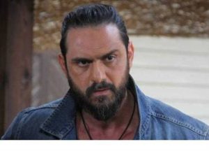 مهدي السنر كم عمره