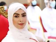من هي هلالة الحمداني ويكيبيديا؟ السيرة الذاتية الكاملة لشاعرة المليون العمانية، أول شاعرة خليجية تشارك في برنامج "شاعر المليون". تعرف على جنسيتها العمانية، ديانتها، قصة وفاتها بعد ولادة طفلها الثالث، وإرثها الشعري الذي خطفته المنية في عمر 32 عامًا
