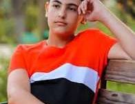 من هو رأفت وسيم؟ نجم قناة كراميش الأردني جنسيته أردني ديانته مسلم كم عمره عند الوفاة؟ 19 عامًا (مواليد 29 يوليو 2007) تاريخ الوفاة 27 مايو 2026 سبب الوفاة حادث سير في عمان من هو والده؟ وسيم عواد (مالك قناة كراميش) أشهر أناشيده "للماما والبابا"، "أبو الشوارب"، "بسبوسة" حالته الاجتماعية أعزب (لم يتزوج) ثروته غير معلنة بشكل رسمي