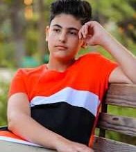 من هو رأفت وسيم؟ نجم قناة كراميش الأردني جنسيته أردني ديانته مسلم كم عمره عند الوفاة؟ 19 عامًا (مواليد 29 يوليو 2007) تاريخ الوفاة 27 مايو 2026 سبب الوفاة حادث سير في عمان من هو والده؟ وسيم عواد (مالك قناة كراميش) أشهر أناشيده "للماما والبابا"، "أبو الشوارب"، "بسبوسة" حالته الاجتماعية أعزب (لم يتزوج) ثروته غير معلنة بشكل رسمي
