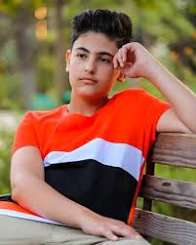 من هو رأفت وسيم؟ نجم قناة كراميش الأردنيجنسيته أردني ديانته مسلم كم عمره عند الوفاة؟ 19 عامًا (مواليد 29 يوليو 2007) تاريخ الوفاة 27 مايو 2026 سبب الوفاة حادث سير في عمان من هو والده؟ وسيم عواد (مالك قناة كراميش) أشهر أناشيده "للماما والبابا"، "أبو الشوارب"، "بسبوسة" حالته الاجتماعية أعزب (لم يتزوج) ثروته غير معلنة بشكل رسمي