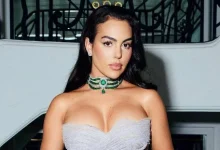 من هي جورجينا ويكيبيديا السيرة الذاتية كاملة؟ جورجينا رودريغيز هيرنانديز، اسم لمع بقوة في عالم الشهرة والموضة، ليس فقط بعلاقتها بأسطورة كرة القدم كريستيانو رونالدو، ولكن بفضل مسيرتها