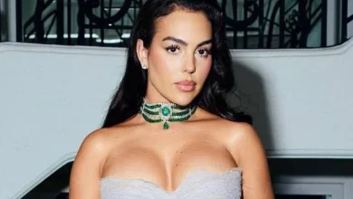 من هي جورجينا ويكيبيديا السيرة الذاتية كاملة؟ جورجينا رودريغيز هيرنانديز، اسم لمع بقوة في عالم الشهرة والموضة، ليس فقط بعلاقتها بأسطورة كرة القدم كريستيانو رونالدو، ولكن بفضل مسيرتها