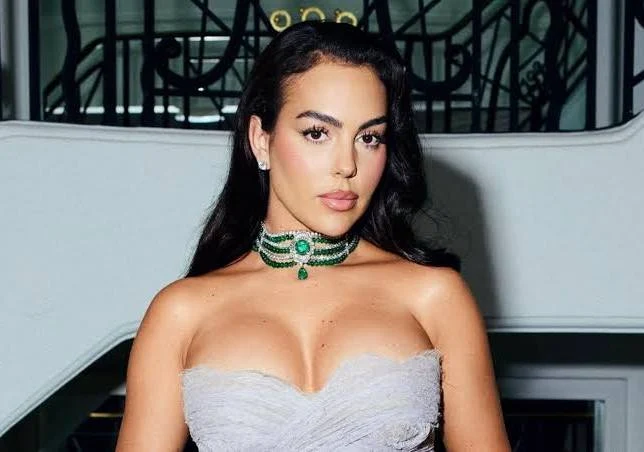 من هي جورجينا ويكيبيديا السيرة الذاتية كاملة؟ جورجينا رودريغيز هيرنانديز، اسم لمع بقوة في عالم الشهرة والموضة، ليس فقط بعلاقتها بأسطورة كرة القدم كريستيانو رونالدو، ولكن بفضل مسيرتها