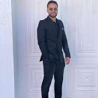 من هو حسن صيام ويكيبيديا؟ السيرة الذاتية الكاملة للطفل الممثل المصري الذي خطف القلوب في مسلسل "الضوء الشارد". تعرف على جنسيته المصرية، أبرز أعماله، سبب وفاته المبكرة عام 2015، ولماذا لا يزال اسمه خالداً في ذاكرة الدراما المصرية.